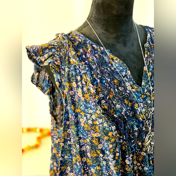 Floral Navy Blouse 🌺 - Picture 5 of 7